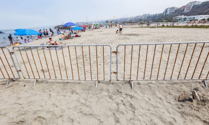 Ponen rejas en playa de Barranco