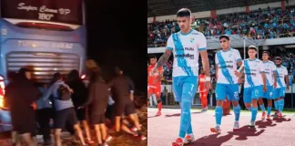 Jugadores empujan bus por caída del huaico