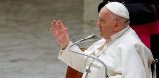 Papa Francisco continúa en tratamiento
