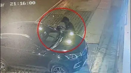 Delincuente robó retrovisores de una camioneta Delincuente robó retrovisores de una camioneta