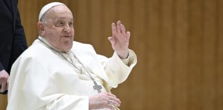 El Vaticano informó que el papa Francisco tiene insuficiencia renal