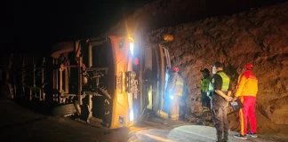 Bus de la empresa Flores Hermanos se accidenta en Camaná