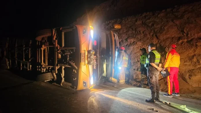 Bus de la empresa Flores Hermanos se accidenta en Camaná