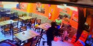 Balean trabajadoras en pollería en El Agustino