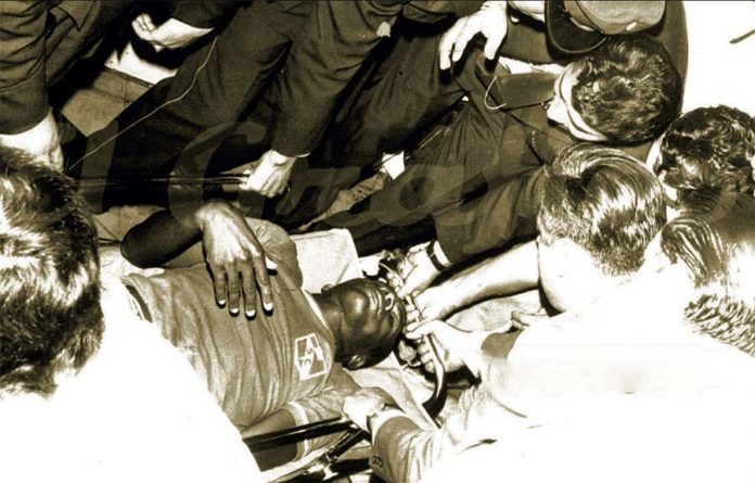 Fernando Mellán en el momento de llegar en camilla a los vestuarios. Después se comprobó que sufría conmoción cerebral.