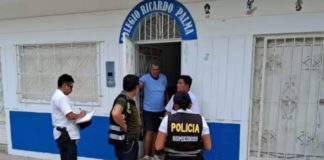 Le vuelan la cabeza en puerta de colegio