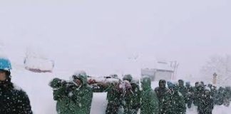 Rescatan a 46 obreros de avalancha en India Rescatan a 46 obreros de avalancha en India