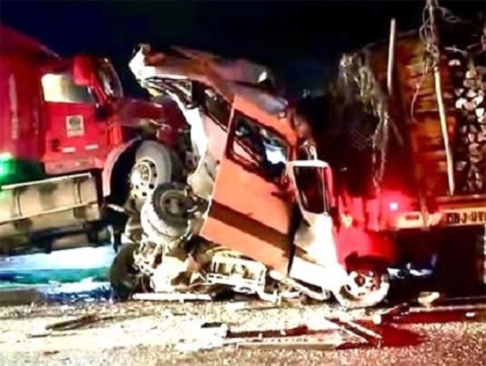 Triple choque deja 6 muertos y 5 heridos
