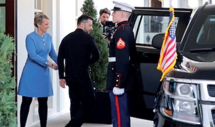 Volodimir Zelenski, presidente de Ucrania se arrancó de reunión