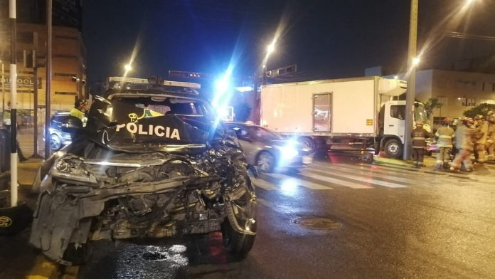 Trágico choque entre un camión y un patrullero