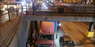 Camión impactó contra estructura metálica