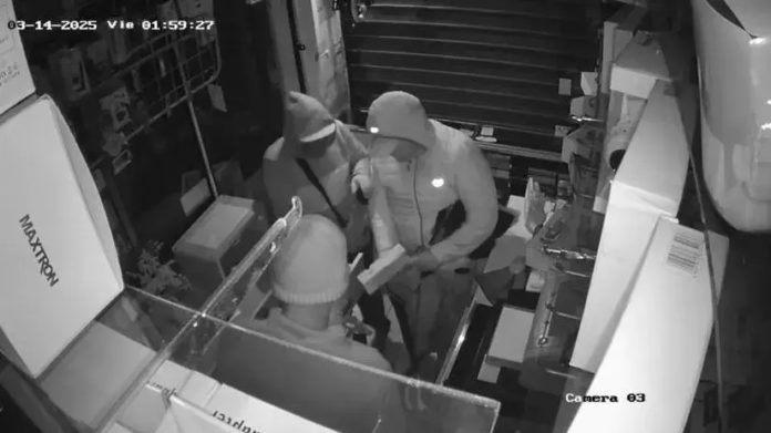 Capturan a delincuentes que irrumpieron galería comercial Capturan a delincuentes que irrumpieron galería comercial