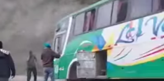 Bus se estrella contra cerro y deja tres muertos y seis heridos