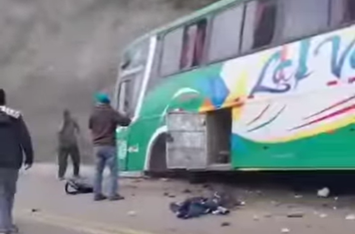 Bus se estrella contra cerro y deja tres muertos y seis heridos