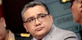 Vecinos de VMT lanzan pidras contra Juan José Santiváñez