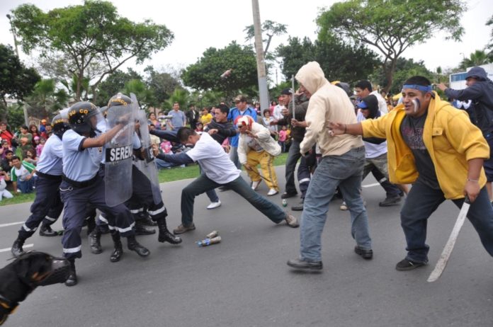 Barras bravas y delincuentes anuncian “limpieza” contra extranjeros
