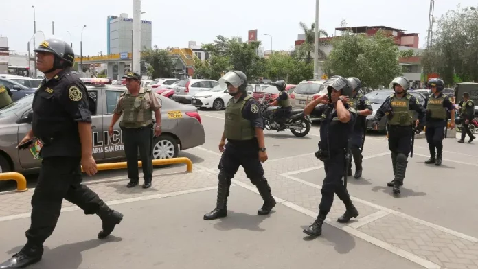 Gobierno promulga ley que autoriza a policías usar armas de fuego