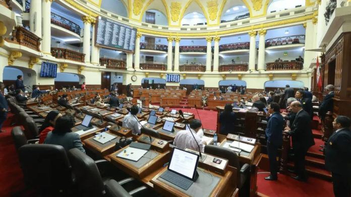 Denuncia a trabajador de partido de César Acuña por sueldos altos