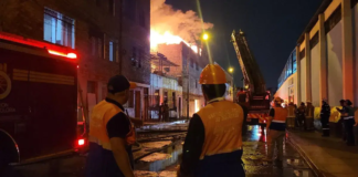Bomberos continúan luchando contra incendio en Barrios Altos