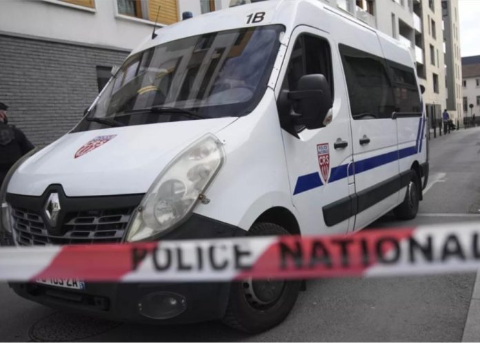Ataque en cole deja un muerto en Nantes