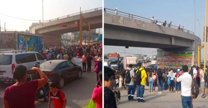 Bloquean carretera para exigir arreglo de puentes