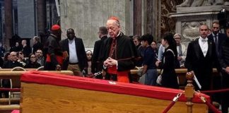 Cipriani reaparece en velorio del Papa