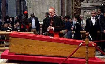 Cipriani reaparece en velorio del Papa