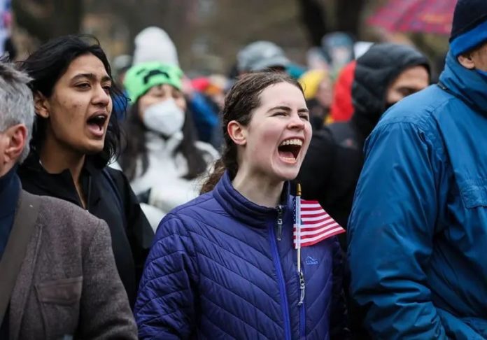 Harvard demanda a Trump