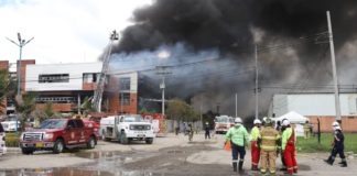 Voraz incendio consumió un almacén de colchones en Comas