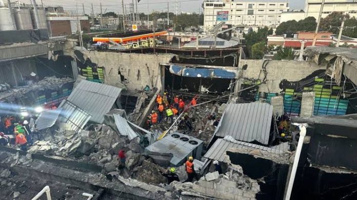 Mueren 27 en derrumbe de techo en discoteca