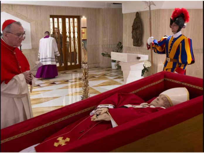 Papa Francisco en su féretro, ubicado en la capilla de la Casa Santa Marta