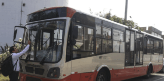 Balean a bus del Corredor Rojo con pasajeros a bordo Balean a bus del Corredor Rojo con pasajeros a bordo