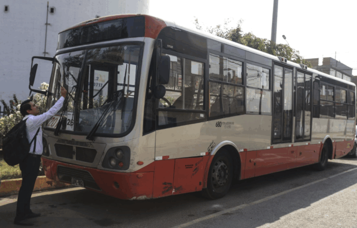 Balean a bus del Corredor Rojo con pasajeros a bordo