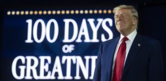 El presidente festejó prometiendo una nueva "edad de oro" en Estados Unidos. "Recién hemos comenzado", prometió este martes Donald Trump, al conmemorar sus primeros 100 días de mandato que ha sacudido el mundo y ha hecho temblar a millones de migrantes. Ante una muchedumbre de seguidores congregados en Michigan, el presidente de Estados Unidos presumió de los "cien días más exitosos" de la historia estadounidense y dijo que extrañaba hacer campaña recordando sus mítines como candidato presidencial. El mandatario repasó una a una todas sus iniciativas, llamó "dormilón" a Joe Biden e incluso hizo una encuesta con su público para ver qué apodo despectivo prefería para su predecesor en la Casa Blanca. Además acusó a los medios de comunicación de ser "mentirosos", a los jueces de "comunistas", a los países aliados de haber "saqueado" comercialmente Estados Unidos y a los opositores demócratas de ser "chiflados de extrema izquierda".  Lee también: Donald Trump defendió sus operaciones para deportar a los migrantes en situación irregular, afirmando que "hemos logrado la frontera más segura de la historia de Estados Unidos, de lejos; sólo entraron tres personas, porque estaban "enfermas". Hasta el momento, su administración cuenta con un total de 139 mil personas deportadas de Norteamérica desde el 20 de enero. El jefe de Estado norteamericano se jactó también de haber designado como organizaciones "terroristas" a diversas bandas criminales, por las que invocó la ley de enemigos extranjeros, hasta entonces usada solo durante guerras mundiales. A muchos de ellos los expulsó hasta el Centro de Confinamiento del Terrorismo (Cecot), en El Salvador, donde purgan condena. Donald Trump también defendió su ofensiva proteccionista, que describió como la promesa de una nueva "edad de oro" económica para Estados Unidos a través de la imposición de aranceles "recíprocos" para sus aliados, que hoy denuncia como abusivos.