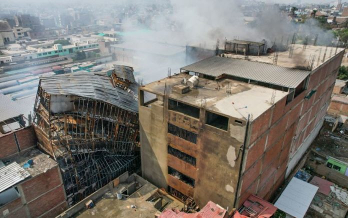 ¡Este incendio no quiere apagarse!