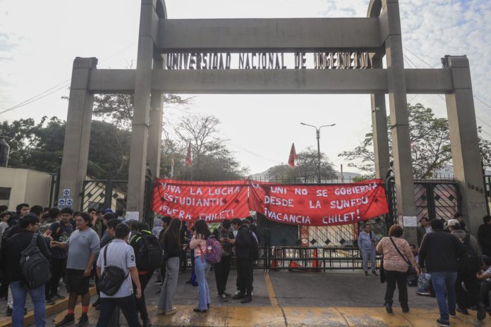 Estudiantes de la UNI toman campus por rectora Shirley Chilet