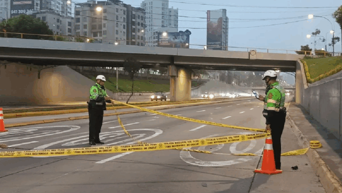 Hallan cadáver de hombre en plena Vía Expresa