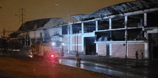 Tras más de 15 horas bomberos controlan incendio en VES