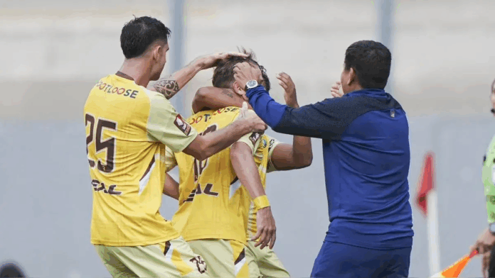 Universitario perdió 2-0 ante Juan Pablo II y se hunde