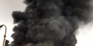 Incendio consume almacén de colchones en Villa El Salvador