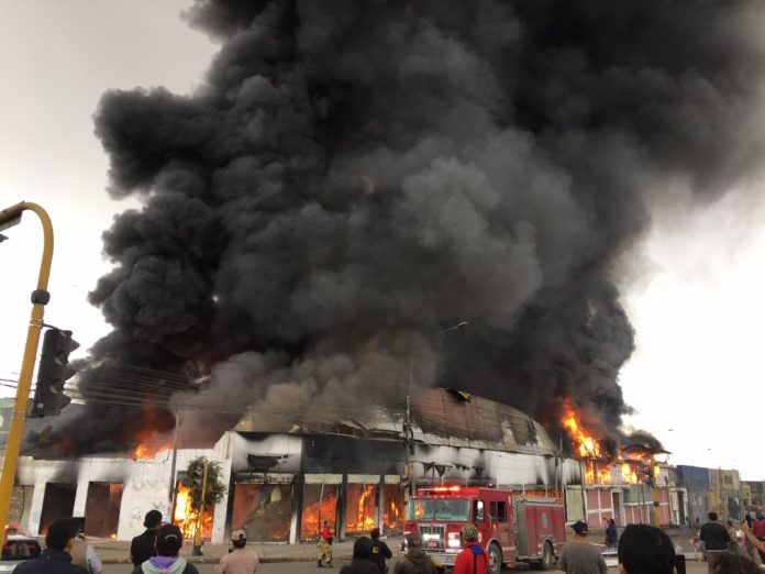 Incendio consume almacén de colchones en Villa El Salvador Incendio consume almacén de colchones en Villa El Salvador