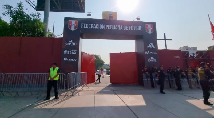 Pegan afiches amenazantes contra árbitros en puerta de la Videna
