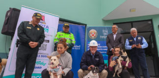 Alcalde de Surco, Carlos Bruce, y el coronel PNP Daniel Jares Reymeinaguran Oficina de Protección contra el Maltrato Animal en la Comisaría de Sagitario
