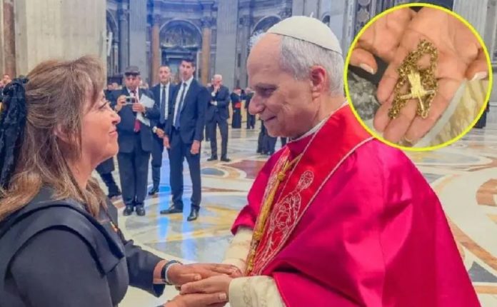 Dina Boluarte dio regalo al papa León XIV