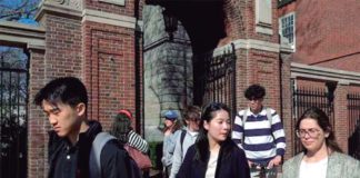 Juez revoca bloqueo a extranjeros en Harvard Estudiantes de Harvard