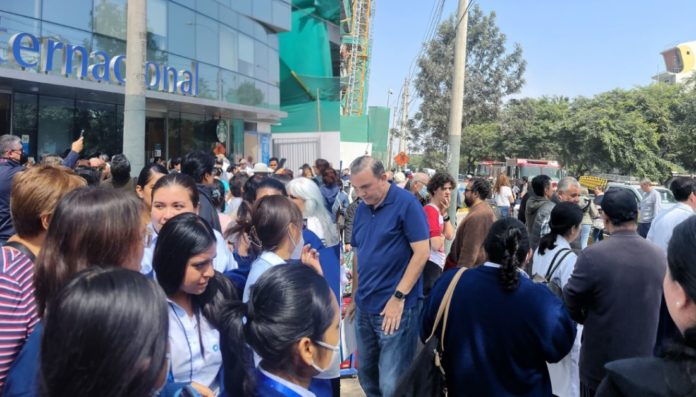 Evacuan clínica por incendio en sótano