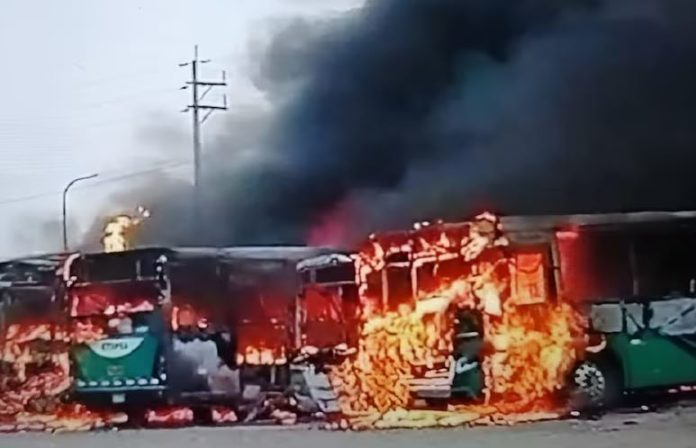 Explosión incendió cuatro buses en Carabayllo Explosión incendió cuatro buses en Carabayllo