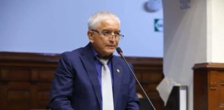 Héctor Acuña critica el apoyo de su hermano César al gobierno