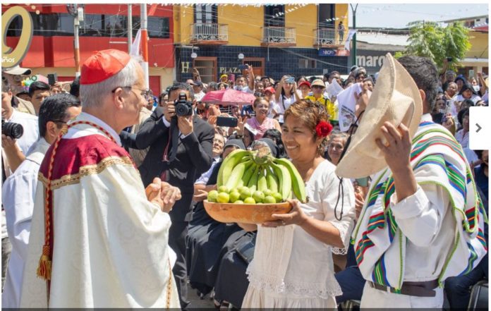 Robert Prevost recibiendo plátanos por parte de los fieles norteños