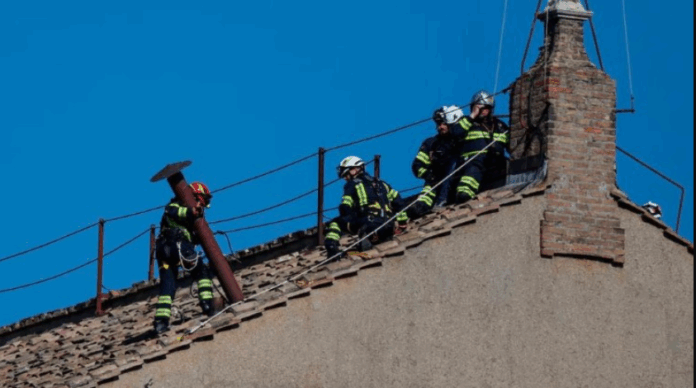 Vaticano instaló una chimenea en la parte superior de la Capilla Sixtina Vaticano instaló una chimenea en la parte superior de la Capilla Sixtina